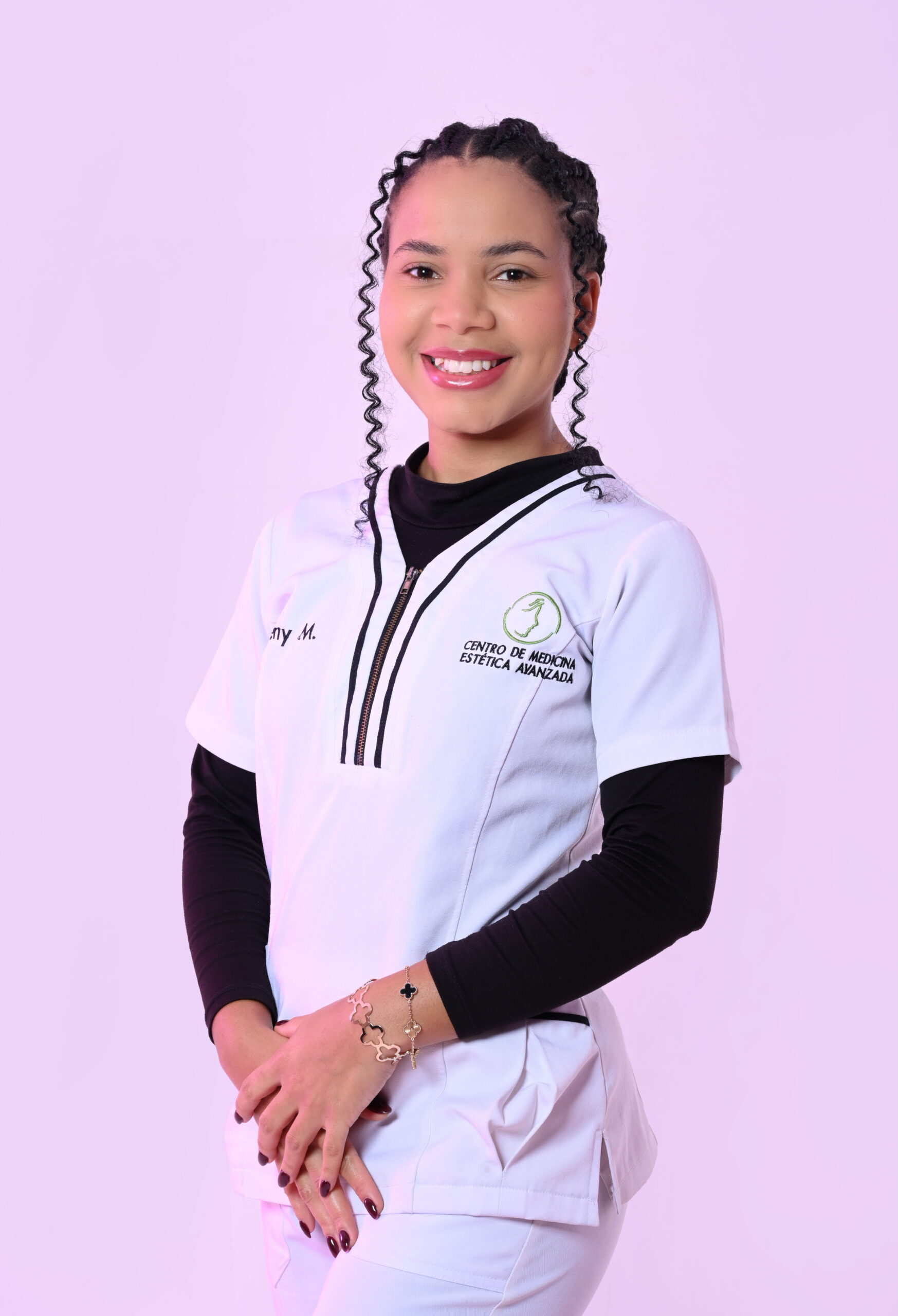 Ireny Martínez, cosmetóloga especialista en tratamientos faciales en Santiago. 
Cosmetóloga aplicando tratamiento facial en Centro de Medicina Estética Avanzada