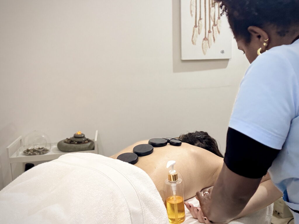 angela-guzman-masaje-piedras-calientes-esteticaavanzada-santiago-republica-dominicana