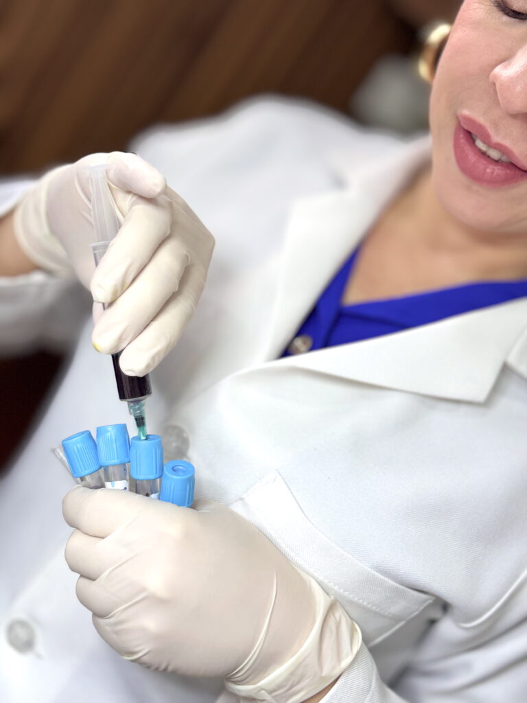 dra-carmen-rosa-guzman-preparando-prp- plasma-tubos-ensayo-estetica-santiago-republica-dominicana