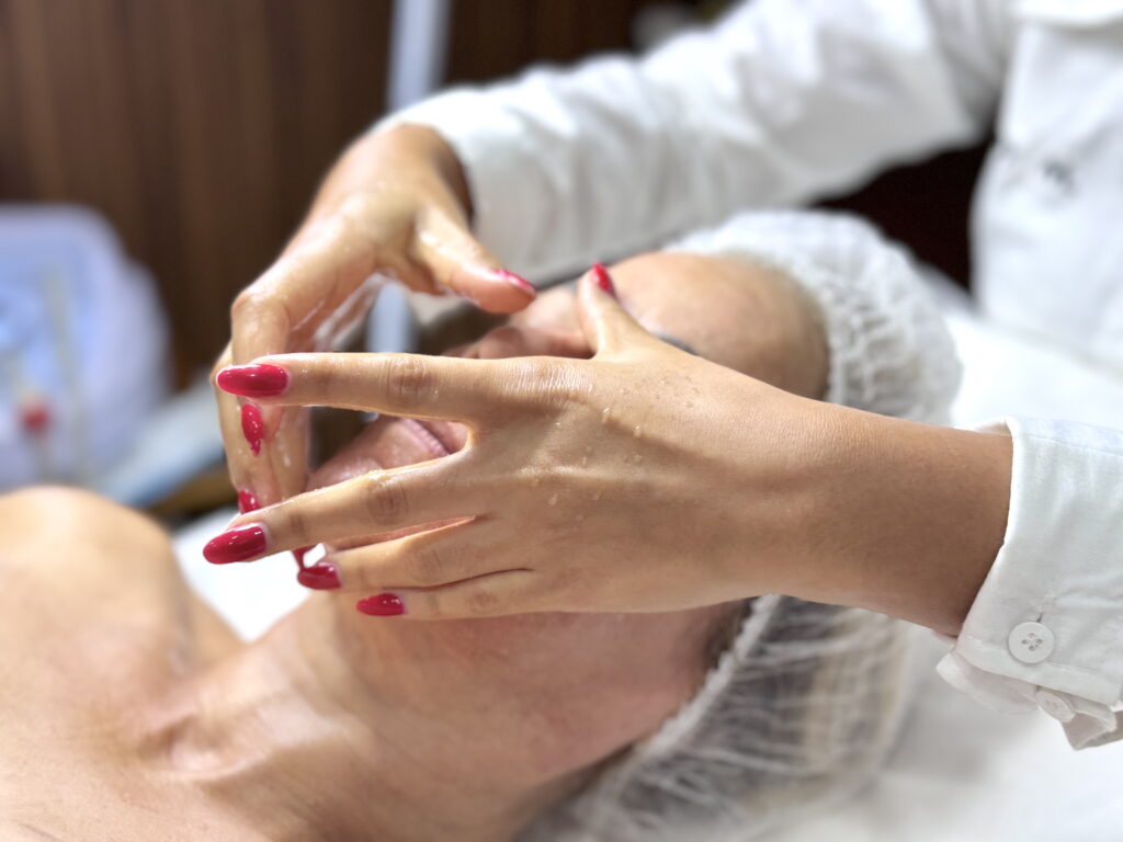 ireny-martinez-aplicando-crema-facial-profundo-estetica-santiago-republica-dominicana