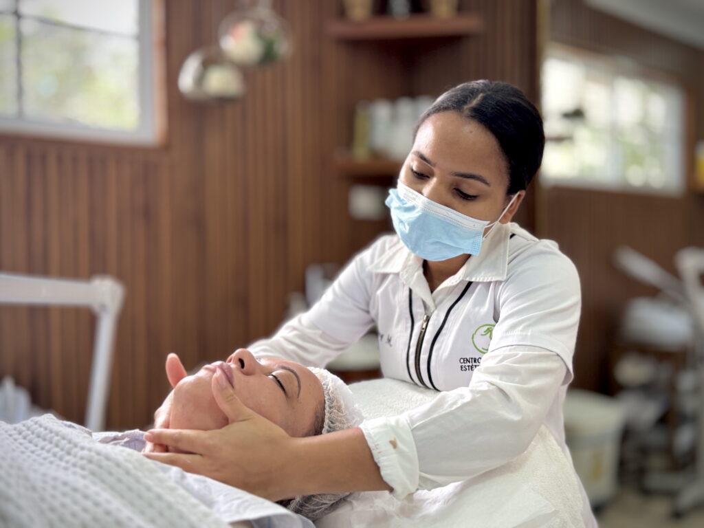 ireny-martinez-masaje-facial-manual-esteticaavanzada-santiago-republica-dominicana